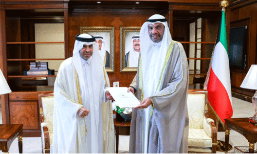 ക​ത്ത് കൈ​മാ​റു​ന്നു