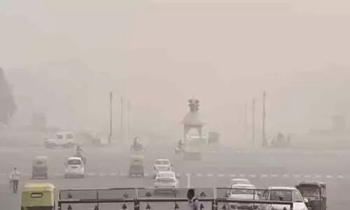 ഡൽഹിയിലെ വിഷവായു: പ്രതിദിനം 49 സിഗരറ്റ് വലിക്കുന്നതിന് തുല്യം; സ്കൂളുകൾ ഓൺലൈനിലേക്ക്