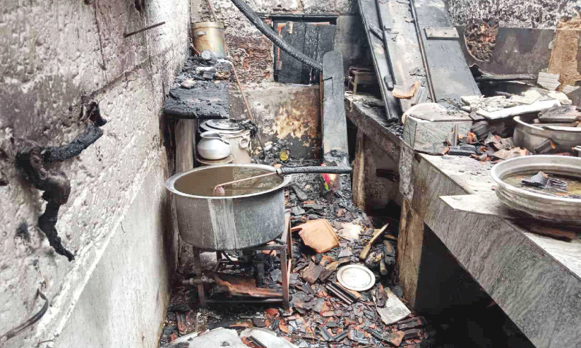 ഗ്യാ​സ് സി​ലി​ണ്ട​റി​ന് തീ​പി​ടി​ച്ചു; ഹോ​ട്ട​ൽ ക​ത്തി ന​ശി​ച്ചു