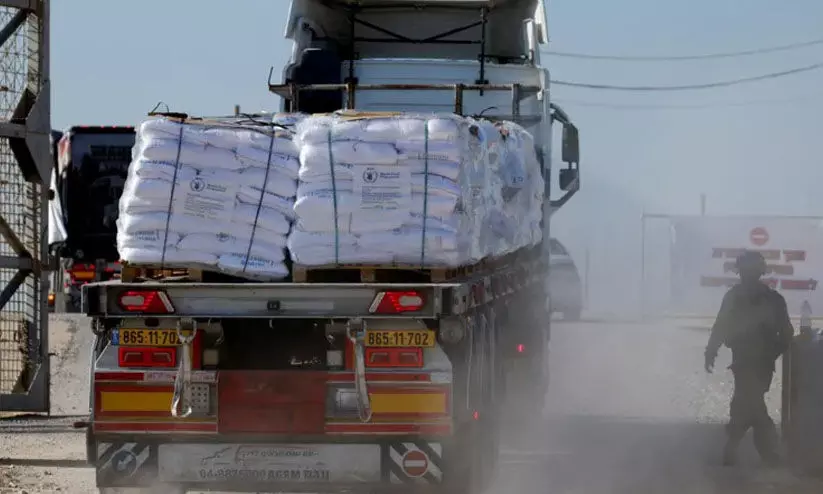 ഗസ്സയിലേക്കുള്ള 100 ഭക്ഷ്യസഹായ ലോറികൾ കൊള്ളയടിച്ചതായി യു.എൻ ഏജൻസി ഗസ്സയിലേക്കുള്ള 100 ഭക്ഷ്യസഹായ ലോറികൾ കൊള്ളയടിച്ചതായി യു.എൻ ഏജൻസി