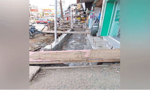 അ​ഴു​ക്കു​ചാ​ൽ നി​ർ​മാ​ണം നി​ർ​ത്തി​വെ​ച്ച​ത് വ്യാ​പാ​രി​ക​ൾ​ക്ക് ദു​രി​ത​മാ​യി