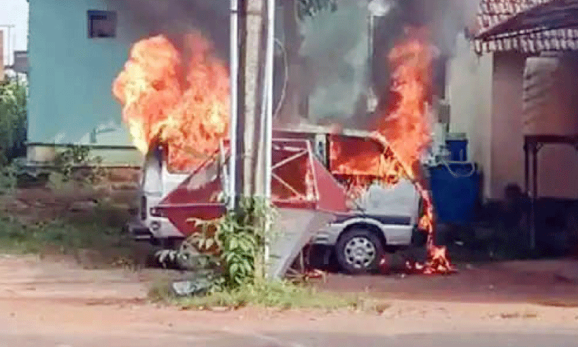 നി​ർ​ത്തി​യി​ട്ട വാ​ൻ ക​ത്തി​ന​ശി​ച്ചു