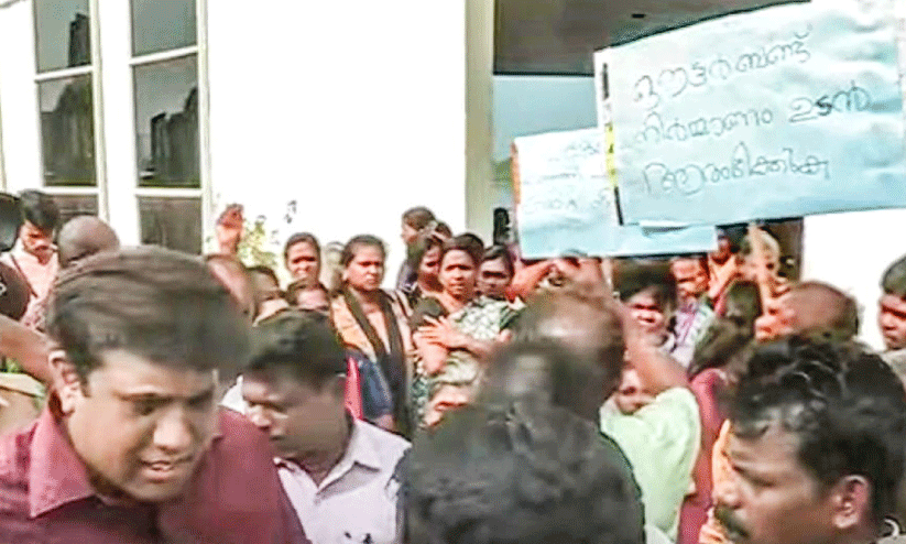 ജിഡ ഓഫിസിൽ പ്രതിഷേധവുമായി താന്തോണി തുരുത്തുകാർ