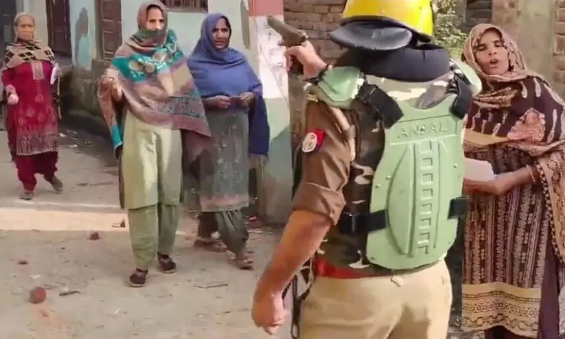 വോട്ട് ചെയ്യാനെത്തിയ മുസ്‌ലിംകൾക്കുനേരെ തോക്ക് ചൂണ്ടി തിരികെ പോകാനാവശ്യപ്പെട്ട് പൊലീസ്; ഞെട്ടിക്കുന്ന ദൃശ്യം VIDEO