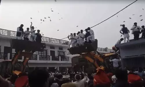 യു.പിയിൽ വിവാഹചടങ്ങിൽ വരന്റെ വീട്ടുകാർ വിതറിയത് 20 ലക്ഷം രൂപ; വിഡിയോ വൈറൽ