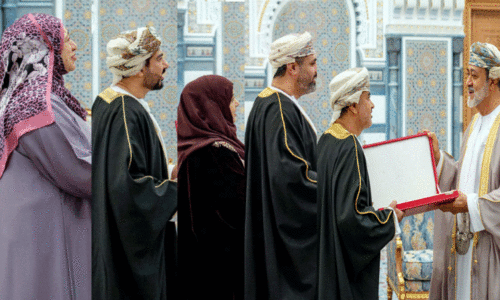 പു​ര​സ്കാ​രം ഏ​റ്റു​വാ​ങ്ങു​ന്നു