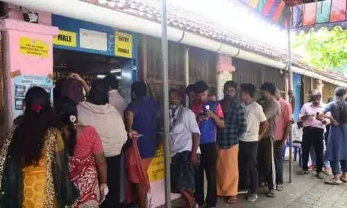 പോളിങ് മന്ദഗതിയിൽ; മണിക്കൂറോളം കാത്തിരിപ്പ്