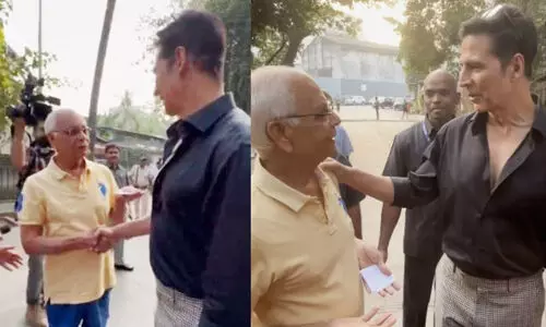 വോട്ട് ചെയ്യാനെത്തിയ അക്ഷയ് കുമാർ അമ്പരന്നു; സംഭാവന നൽകിയ കക്കൂസ് നശിച്ചെന്ന പരാതിയുമായി വയോധികൻ