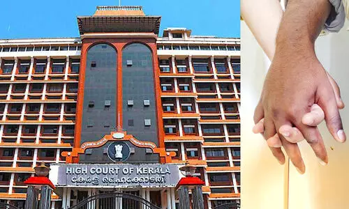 ഒളിച്ചോടി വിവാഹം ചെയ്തത് ക്രിമിനലിനെ; പെൺകുട്ടിയെ മാതാപിതാക്കൾക്കൊപ്പം വിട്ട് ഹൈകോടതി ഒളിച്ചോടി വിവാഹം ചെയ്തത് ക്രിമിനലിനെ; പെൺകുട്ടിയെ മാതാപിതാക്കൾക്കൊപ്പം വിട്ട് ഹൈകോടതി