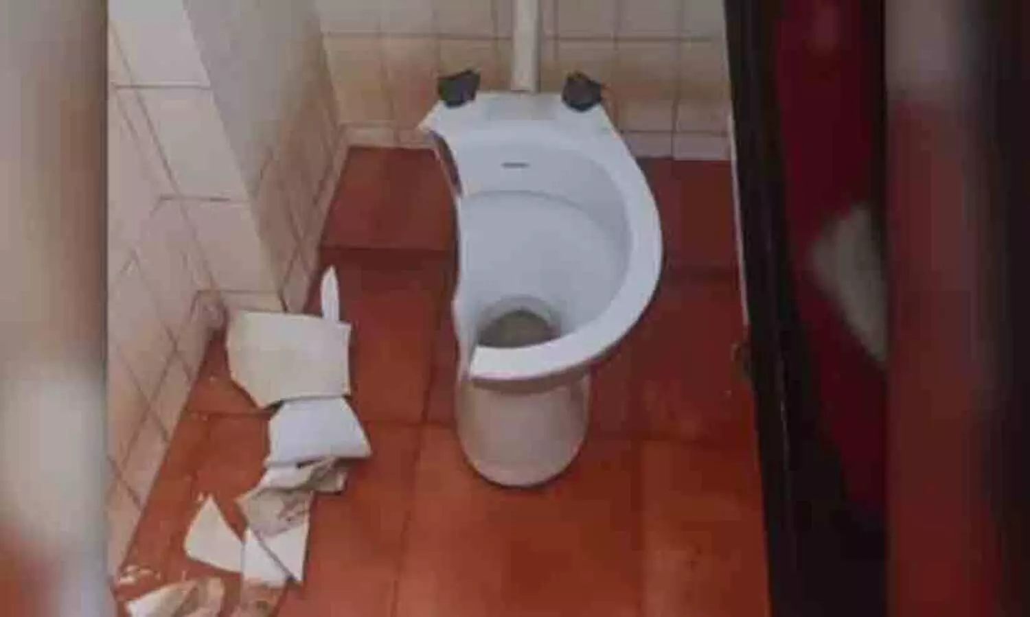 സെക്രട്ടേറിയേറ്റ് ശുചിമുറിയിലെ ക്ലോസറ്റ് പൊട്ടി ജീവനക്കാരിക്ക് ഗുരുതര പരിക്ക്