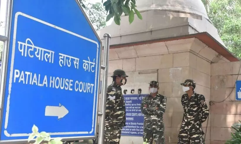 ഏറ്റുമുട്ടലിൽ പൊലീസ് വധിക്കുമെന്ന് ഭയം; ബുർഖ ധരിച്ച് കോടതിയിൽ കീഴടങ്ങി വെടിവെപ്പ് കേസ് പ്രതി ഏറ്റുമുട്ടലിൽ പൊലീസ് വധിക്കുമെന്ന് ഭയം; ബുർഖ ധരിച്ച് കോടതിയിൽ കീഴടങ്ങി വെടിവെപ്പ് കേസ് പ്രതി