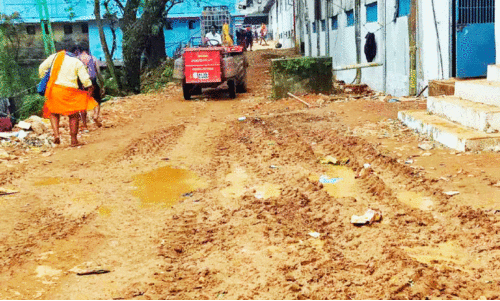 ചളിക്കുഴിയായി സന്നിധാനത്തെ ട്രാക്ടർ പാത ചളിക്കുഴിയായി സന്നിധാനത്തെ ട്രാക്ടർ പാത
