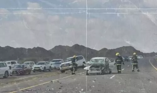 മുദൈബിയിൽ വാഹനാപകടം; രണ്ടുപേർ മരിച്ചു, 22പേർക്ക് പരിക്ക് മുദൈബിയിൽ വാഹനാപകടം; രണ്ടുപേർ മരിച്ചു, 22പേർക്ക് പരിക്ക്