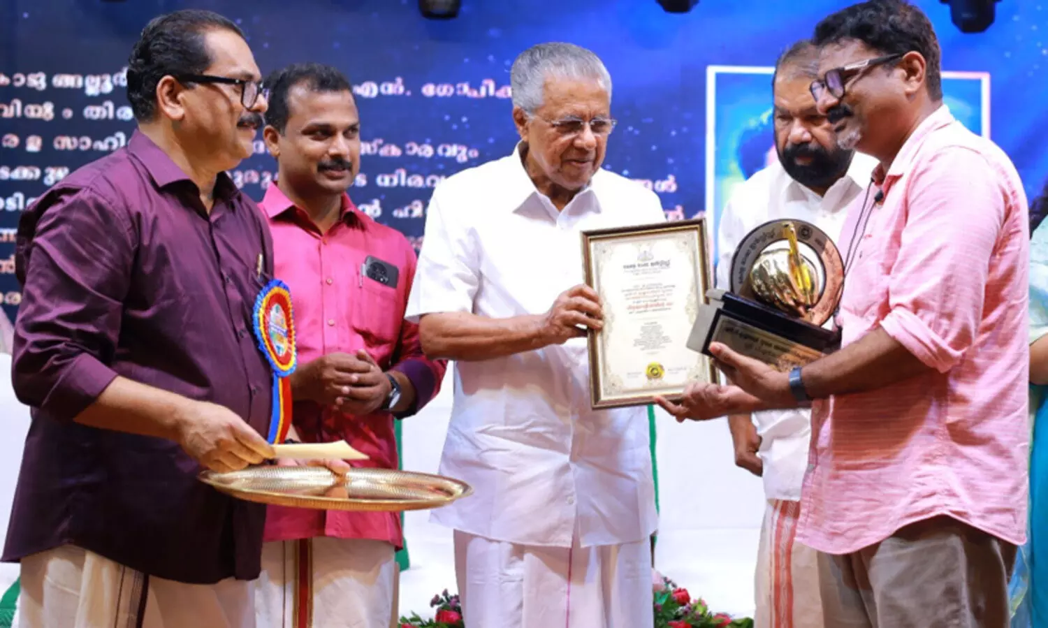 സർഗധനരായ എഴുത്തുകാരുടെ മാതൃകകൾ പിൻതുടരണം- മുഖ്യമന്ത്രി