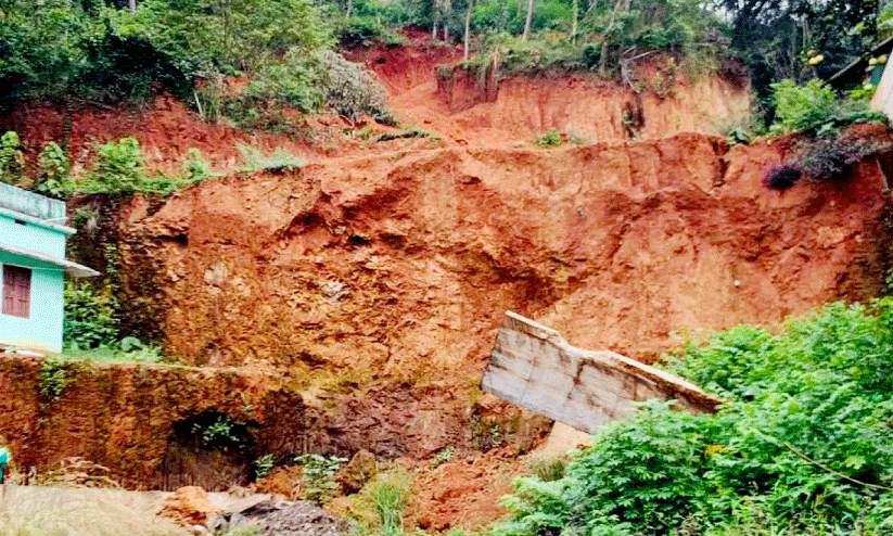 മല തുരന്ന് മണ്ണെടുപ്പ്; ദുരന്തത്തിന് കാതോർത്ത് പുത്തൂർ മല തുരന്ന് മണ്ണെടുപ്പ്; ദുരന്തത്തിന് കാതോർത്ത് പുത്തൂർ