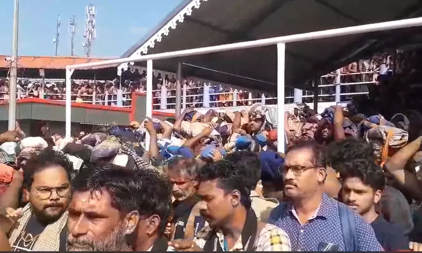തീർഥാടക തിരക്കിൽ അമർന്ന് ശബരിമല; ഇന്നലെ 80,000 കടന്നു