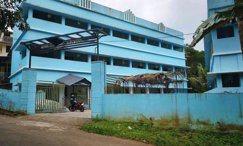 കട്ടക്കലിപ്പിൽ കാട്ടാനക്കൂട്ടം; ഭീതിയോടെ സ്കൂൾ വിദ്യാർഥികൾ