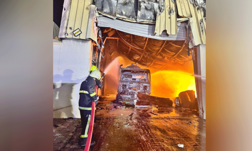 സുഹാറില് വെയര്ഹൗസില് വന് തീപിടിത്തം സുഹാറില് വെയര്ഹൗസില് വന് തീപിടിത്തം