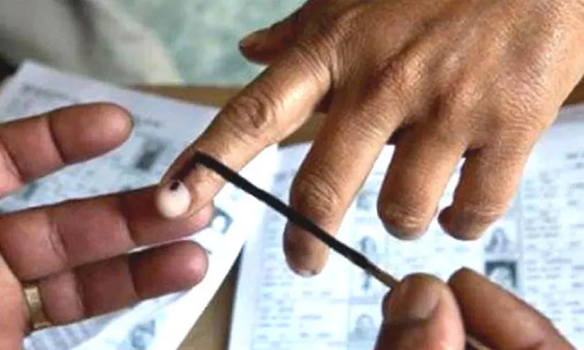 തദ്ദേശസ്ഥാപന ഉപതെരഞ്ഞെടുപ്പ്: മഷി പുരട്ടുന്നത് വോട്ടറുടെ ഇടതു നടുവിരലിൽ തദ്ദേശസ്ഥാപന ഉപതെരഞ്ഞെടുപ്പ്: മഷി പുരട്ടുന്നത് വോട്ടറുടെ ഇടതു നടുവിരലിൽ