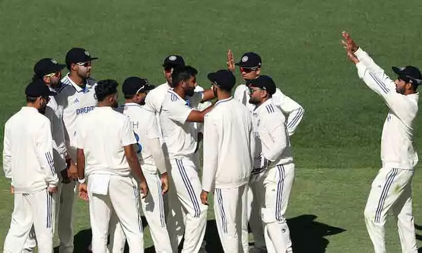 ബൂം ബൂം! ആസ്ട്രേലിയൻ ബാറ്റിങ്ങിന് തീ വെച്ച് ഇന്ത്യൻ ബൗളിങ്; ഒന്നാം ദിനം ഇന്ത്യക്ക് മേൽക്കൈ ബൂം ബൂം! ആസ്ട്രേലിയൻ ബാറ്റിങ്ങിന് തീ വെച്ച് ഇന്ത്യൻ ബൗളിങ്; ഒന്നാം ദിനം ഇന്ത്യക്ക് മേൽക്കൈ