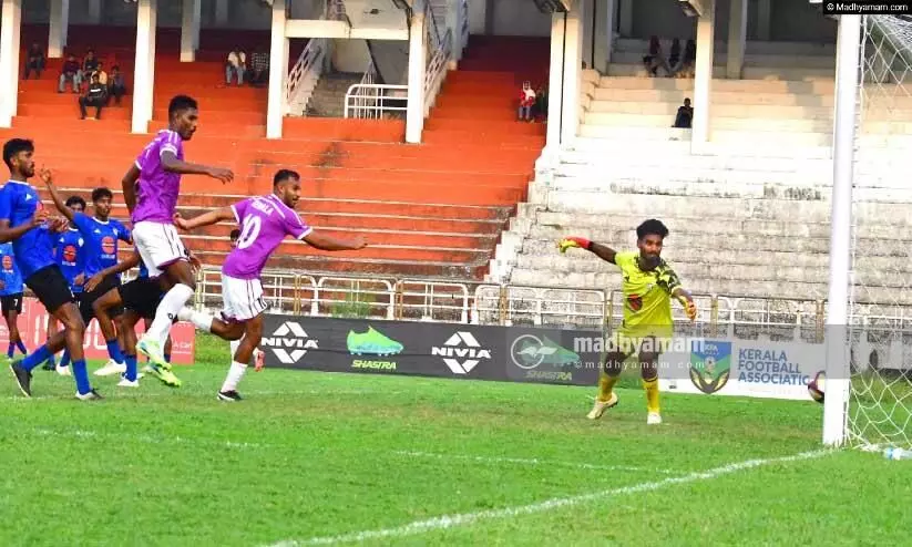 എതിരില്ലാത്ത 10 ഗോളിന് ലക്ഷദ്വീപിനെ തകർത്ത് കേരളം; സന്തോഷ് ട്രോഫിയിൽ രണ്ടാം ജയം എതിരില്ലാത്ത 10 ഗോളിന് ലക്ഷദ്വീപിനെ തകർത്ത് കേരളം; സന്തോഷ് ട്രോഫിയിൽ രണ്ടാം ജയം