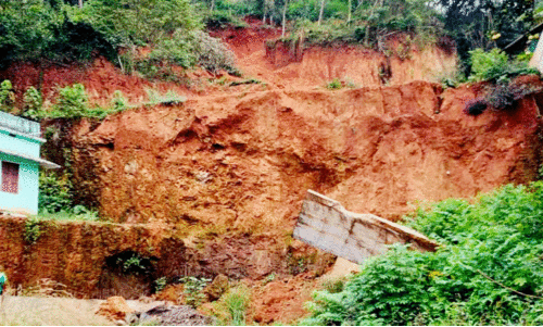 മ​ല തു​ര​ന്ന് മ​ണ്ണെ​ടു​പ്പ്; ദു​ര​ന്ത​ത്തി​ന് കാ​തോ​ർ​ത്ത് പു​ത്തൂ​ർ