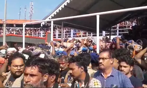 തീർഥാടക തിരക്കിൽ അമർന്ന് ശബരിമല; ഇന്നലെ 80,000 കടന്നു