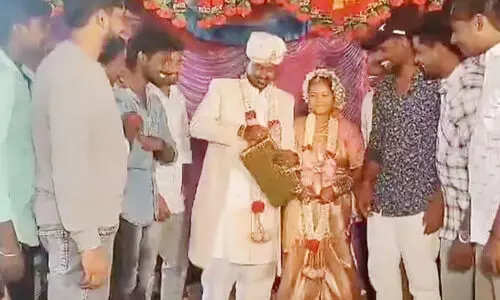 സുഹൃത്തിന്റെ വിവാഹത്തിനിടെ യുവാവ് ഹൃദയാഘാതം മൂലം മരിച്ചു -വിഡിയോ