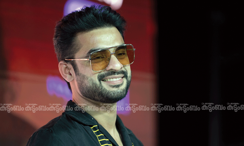 പൃഥ്വിരാജ് സംവിധാനം ചെയ്യുന്നതുപോലെ നമ്മൾക്ക്​ ഒരുകാലത്തും ചെയ്യാൻ പറ്റില്ല എന്ന്​ തോന്നും... ‘എമ്പുരാനി’ൽ ഞാനുണ്ട്​. പക്ഷേ... വിശേഷങ്ങളുമായി ടൊവിനോ തോമസ്