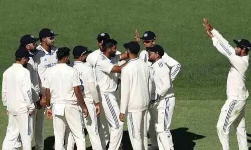 ബൂം ബൂം! ആസ്ട്രേലിയൻ ബാറ്റിങ്ങിന് തീ വെച്ച് ഇന്ത്യൻ ബൗളിങ്; ഒന്നാം ദിനം ഇന്ത്യക്ക് മേൽക്കൈ