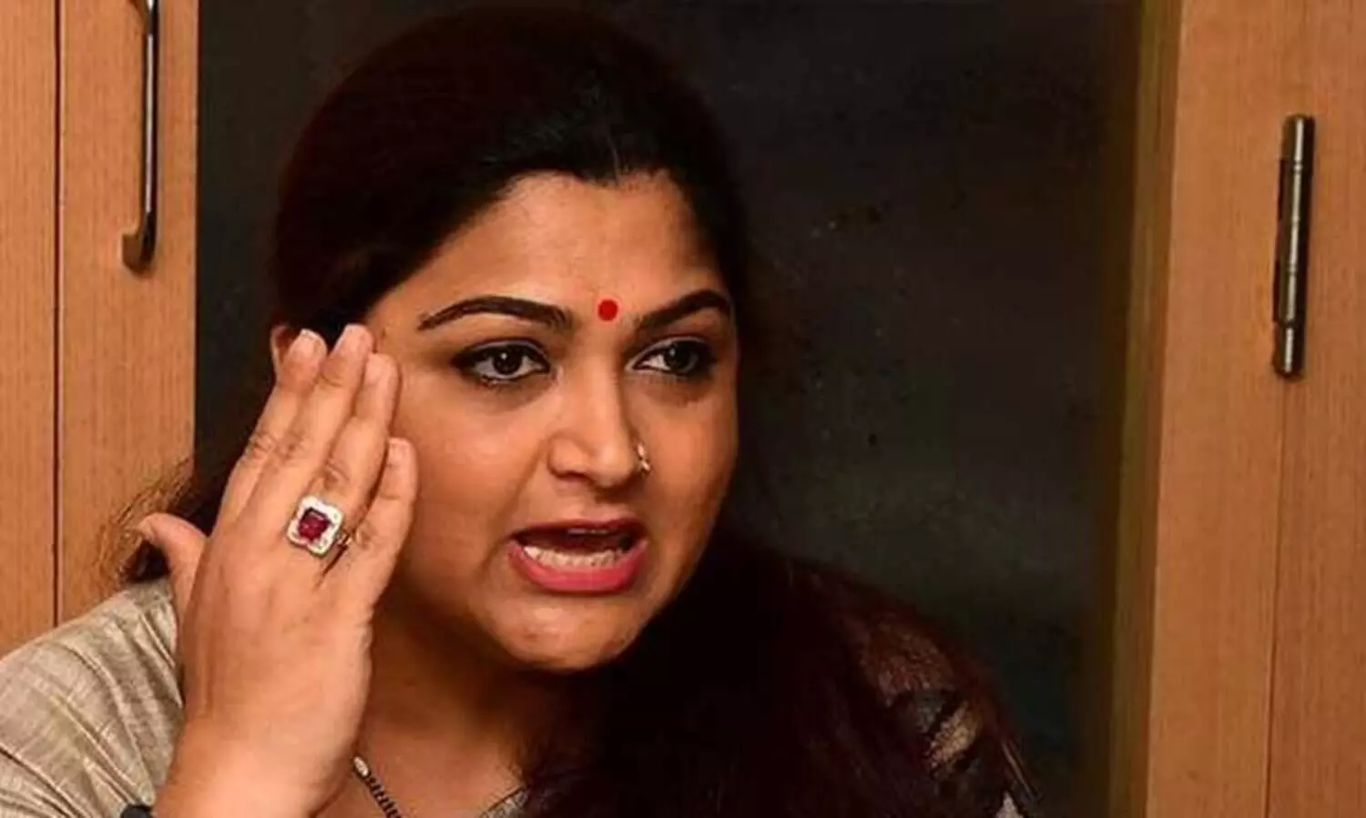 അടി പരസ്യമായി വേണോ രഹസ്യമായി വേണോ, ചെരുപ്പ് ഊരിയെടുത്ത് നടനോട് ചോദിച്ചു;  അനുഭവം പറഞ്ഞ് ഖുശ്ബു