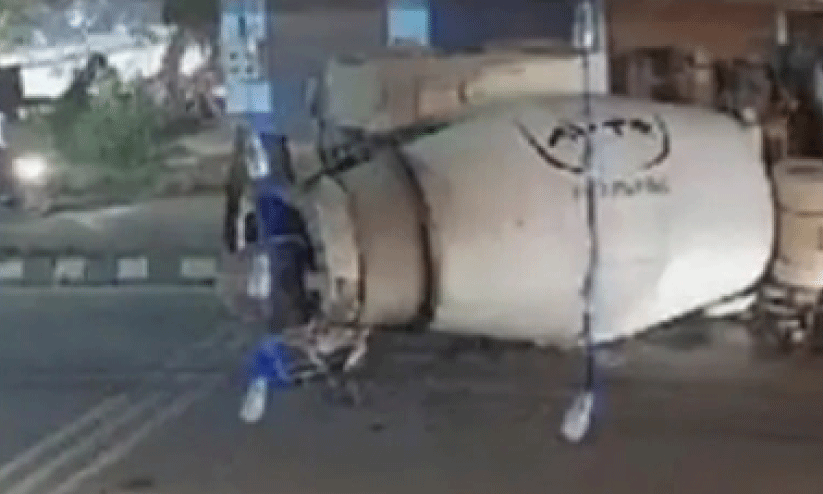 സിമന്റ് മിക്സർ മറിഞ്ഞു സിമന്റ് മിക്സർ മറിഞ്ഞു