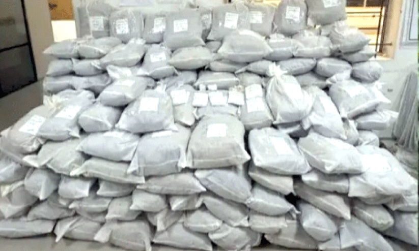 ബം​ഗ​ളൂ​രു​വി​ൽ ര​ണ്ടി​ട​ങ്ങ​ളി​ൽ നി​ന്നാ​യി ആ​റു​കോ​ടി​യു​ടെ മ​യ​ക്കു​മ​രു​ന്ന് പി​ടി​കൂടി