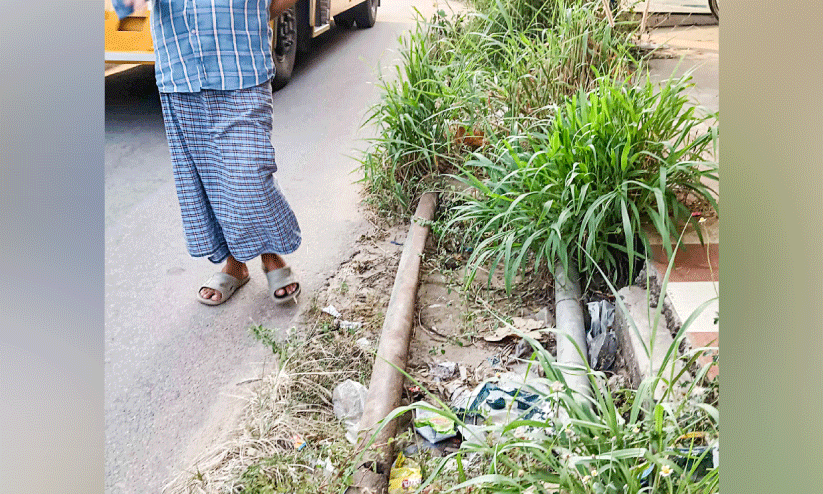 സ്ലാ​ബു​ക​ൾ​ക്കു മു​ക​ളി​ൽ കു​ടി​വെ​ള്ള പൈ​പ്പ്; ന​ട​ക്കാ​ൻ വ​ഴി​യി​ല്ലാ​തെ കാ​ൽ​ന​ട​ക്കാ​ർ
