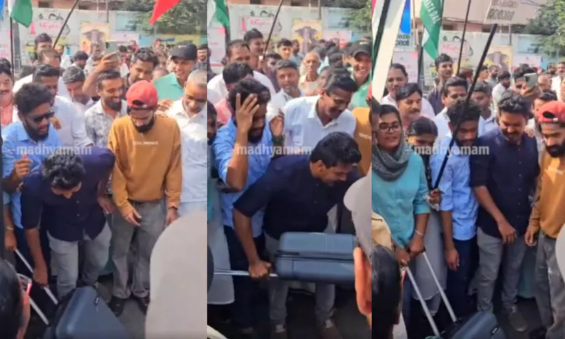 പാലക്കാട് നീല ട്രോളിയുമായി യു.ഡി.എഫ് ആഘോഷം തുടങ്ങി; വടകരയിലെ ‘ചെമ്പട’ ഓർമിച്ച് പ്രകടനം പാലക്കാട് നീല ട്രോളിയുമായി യു.ഡി.എഫ് ആഘോഷം തുടങ്ങി; വടകരയിലെ ‘ചെമ്പട’ ഓർമിച്ച് പ്രകടനം