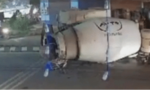 സി​മ​ന്റ് മി​ക്സ​ർ മ​റി​ഞ്ഞു