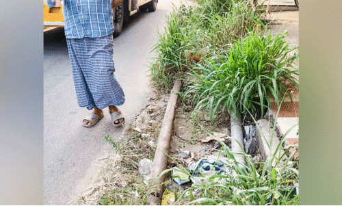 സ്ലാ​ബു​ക​ൾ​ക്കു മു​ക​ളി​ൽ കു​ടി​വെ​ള്ള പൈ​പ്പ്; ന​ട​ക്കാ​ൻ വ​ഴി​യി​ല്ലാ​തെ കാ​ൽ​ന​ട​ക്കാ​ർ