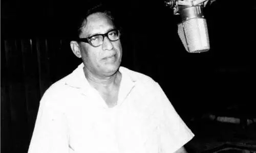 ഏകാകിയായ പാട്ടുകാരനെ   കേൾക്കുന്ന ഏകാന്ത താരകങ്ങൾ