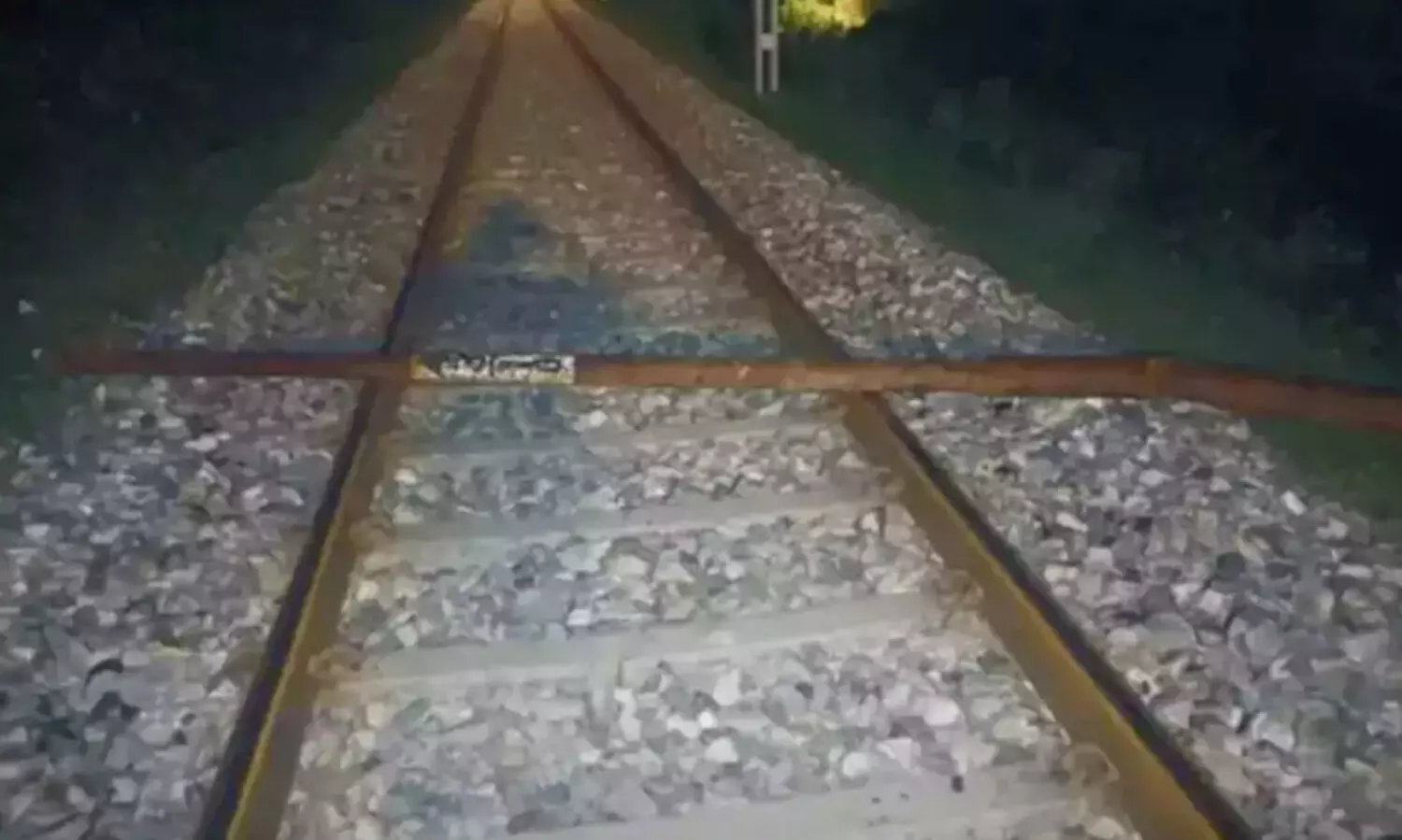 റെയിൽവെ ട്രാക്കിൽ 25 അടി നീളമുള്ള ഇരുമ്പ് ദണ്ഡ്; അട്ടിമറി ഗൂഢാലോചനയെന്ന് പൊലീസ്