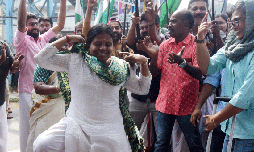 പെട്ടിയിൽ പൊട്ടി; ട്രോളുകണക്കെ കളംനിറഞ്ഞ് ‘നീല ട്രോളി’