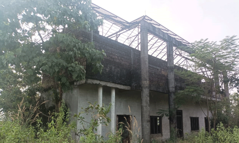 കാടുമൂടി യക്ഷഗാന കലാക്ഷേത്രം; അപമാനിക്കുന്നതിന് തുല്യമെന്ന് കലാകാരന്മാർ