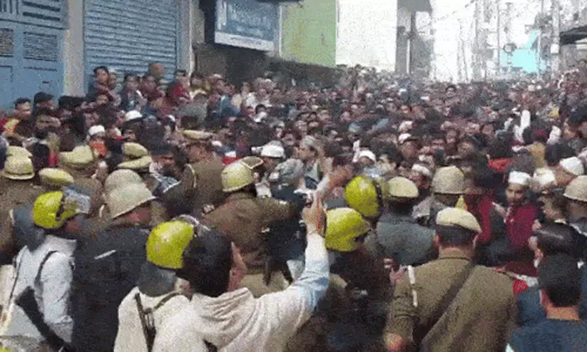 യു.പിയിൽ ഷാഹി ജുമുഅ മസ്ജിദിന്റെ സർവേക്കിടെ സംഘർഷം