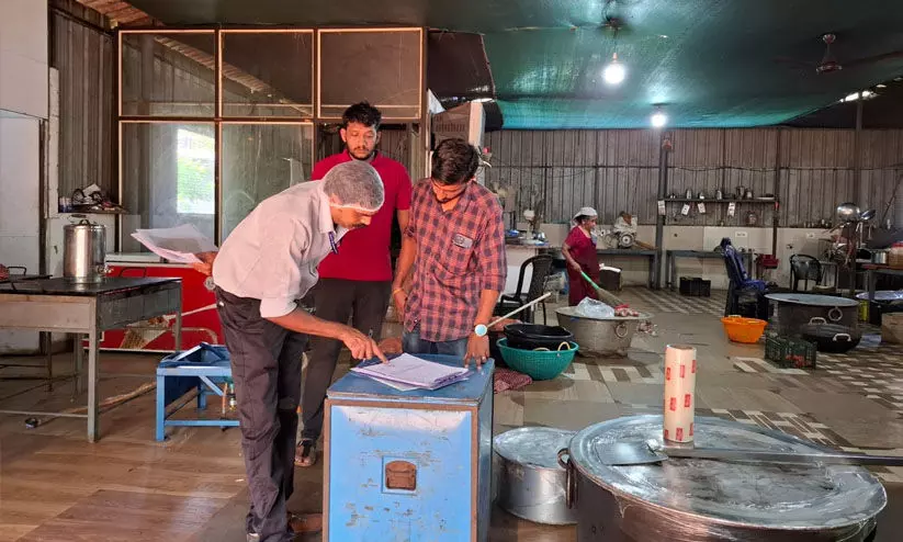 കാറ്ററിങ് യൂനിറ്റുകളില്‍ വ്യാപക പരിശോധന: 10 സ്ഥാപനങ്ങളുടെ പ്രവര്‍ത്തനം നിര്‍ത്തിവെപ്പിച്ചു