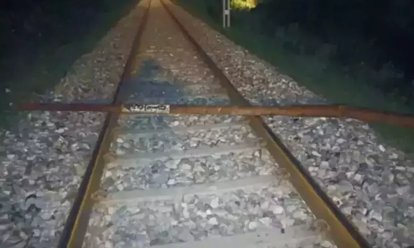 റെയിൽവെ ട്രാക്കിൽ 25 അടി നീളമുള്ള ഇരുമ്പ് ദണ്ഡ്; അട്ടിമറി ഗൂഢാലോചനയെന്ന് പൊലീസ്