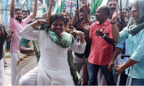 പെട്ടിയിൽ പൊട്ടി; ട്രോളുകണക്കെ കളംനിറഞ്ഞ് ‘നീല ട്രോളി’