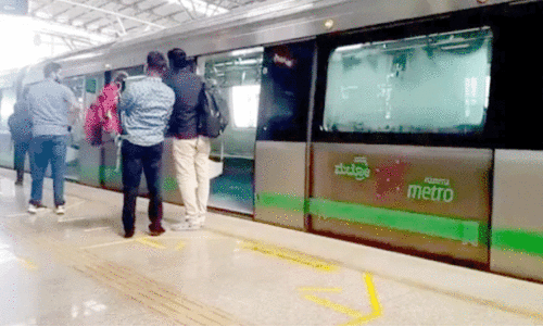 ചൈ​ന നി​ർ​മി​ത ട്രെ​യി​നു​ക​ൾ എ​ത്തി​യി​ല്ല; ഡ്രൈ​വ​റി​ല്ലാ സ​ർ​വി​സ് വൈ​കും