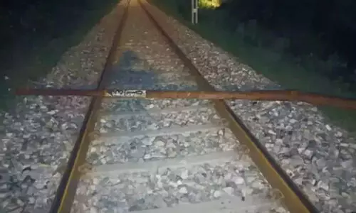 റെയിൽവെ ട്രാക്കിൽ 25 അടി നീളമുള്ള ഇരുമ്പ് ദണ്ഡ്; അട്ടിമറി ഗൂഢാലോചനയെന്ന് പൊലീസ്