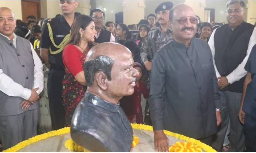 ഗവർണറുടെ പ്രതിമ: വാർത്തകൾ നിഷേധിച്ച് ബംഗാൾ രാജ്ഭവൻ