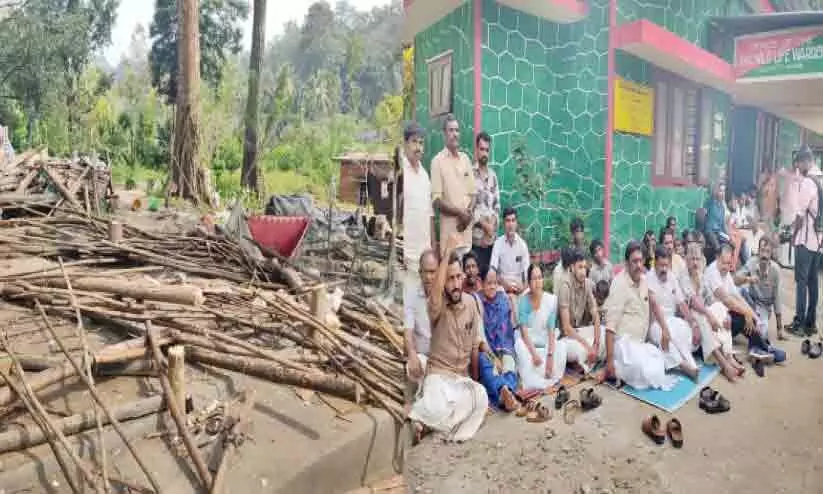 വ​നം വ​കു​പ്പി​ന്റെ ക്രൂ​ര​ത: ആ​ദി​വാ​സി കു​ടി​ലു​ക​ൾ പൊ​ളി​ച്ചു​നീ​ക്കി, കു​ടും​ബ​ങ്ങ​ൾ പെ​രു​വ​ഴി​യി​ൽ