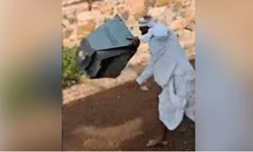 ബി.​ജെ.​പി കൂ​ട്ട​ത്തോ​ൽ​വി​യി​ൽ അ​രി​ശം; ടി.​വി എ​റി​ഞ്ഞു​ട​ച്ച് പാ​ർ​ട്ടി പ്ര​വ​ർ​ത്ത​ക​ൻ